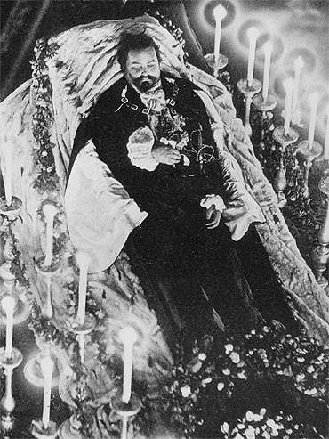 Photograph of Ludwig II lying in state in the Court Chapel