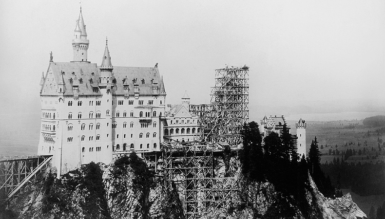 Imagen: Aspecto de la construcción de Neuschwanstein a la muerte de Luis II.